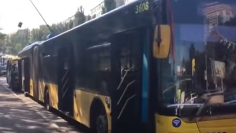 В Києві сталася ДТП на Теліги. Скріншот відео "Київ Оперативний"