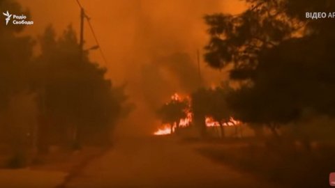 Видео дня: люди сквозь огонь покидают горящие районы Греции