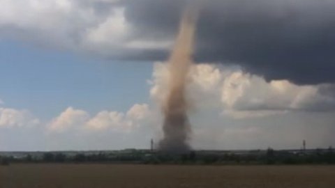 В Одесской области очевидцы сняли на видео огромный смерч