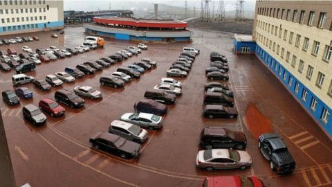 У російському Норильську людей налякав "кривавий" дощ