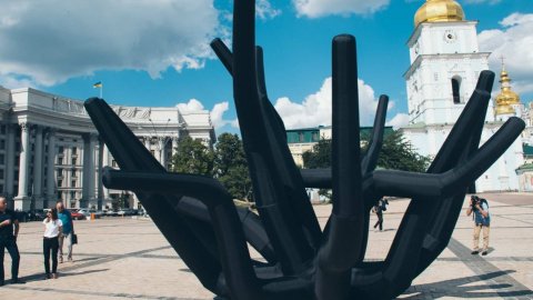 На Михайловской площади установили огромного осьминога. Фото: "Информатор"