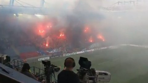 Польські футбольні вболівальники спалили власний банер з написом "Ми ніколи не згоримо"