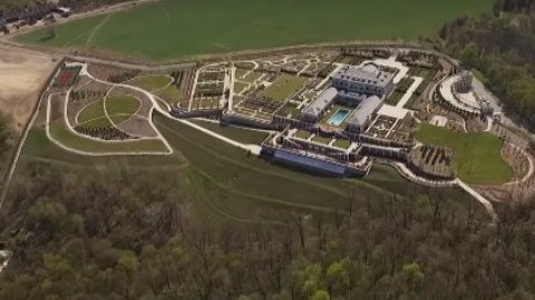 Радник Порошенка "зрізає дорогу" та економить пальне, незаконно проїжджаючи через заповідник