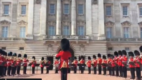 Королева Елизавета II отмечает день рождения. Скриншот видео twitter.com/royalfamily