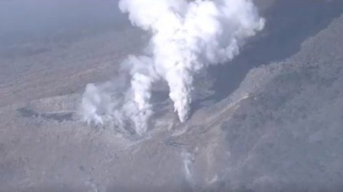 В Японии вулкан проснулся впервые за 250 лет