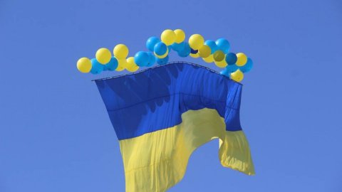 Синьо-жовтий прапор у небі над Донбасом. Фото: facebook.com/ato.news