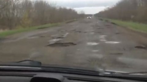 Трасса Мариуполь-Запорожье разрушена. Скриншот видео facebook.com/ Галина Однорог 