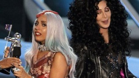 Lady GaGa одержала нагороду MTV з рук Шер.