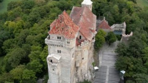 Замок у містечку Марія Енцерсдорф.