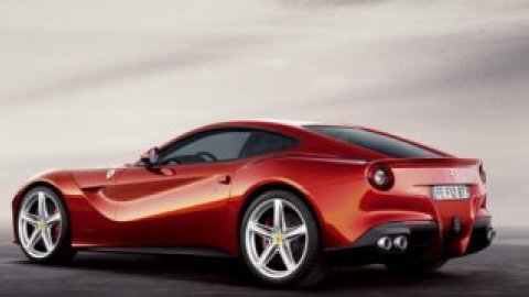 Полицейский попал под колеса спорткара марки Ferrari.