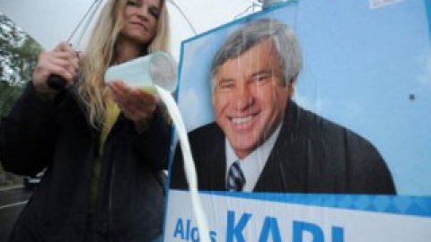 Постраждала заявила, що має намір подати на Алоїса Карла до суду.