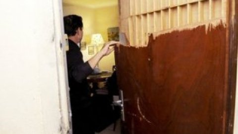 Поки не ясно, хто буде оплачувати ремонт у рознесеній спецназом квартирі.