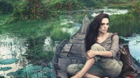 Джолі сфотографовали на човні, який пливе кудись рікою.