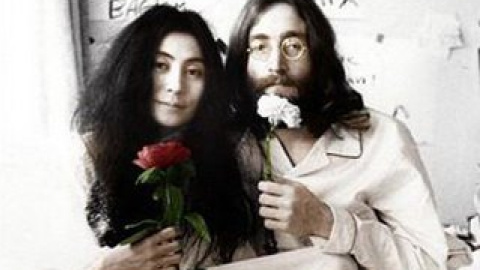 Джон Леннон з Йоко Оно, яку вважають винуватницею розвалу The Beatles.