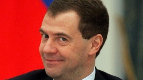 Медведев потребовал ужесточить оборот бытовых средств на спирту. Фото: zn.ua