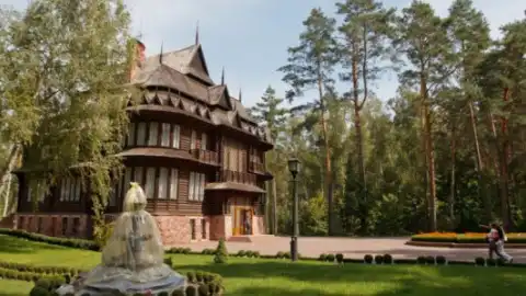 "Залесье" - экскурсия среди лесов, чучел и пустых винных погребов. Власти открыли для посещений бывший охотничий домик Хрущева и Брежнева