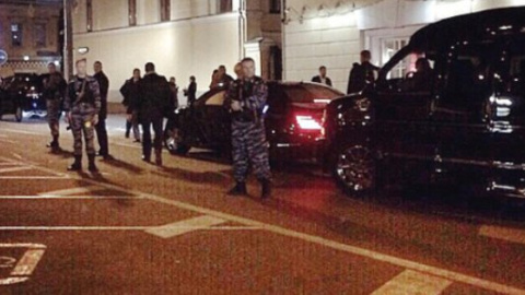 ​Алина Кабаева приехала попить кофе под охраной десятков автоматчиков