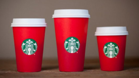 Праздничные стаканчики от Sturbucks возмутили общественность. Фото: tjournal.ru