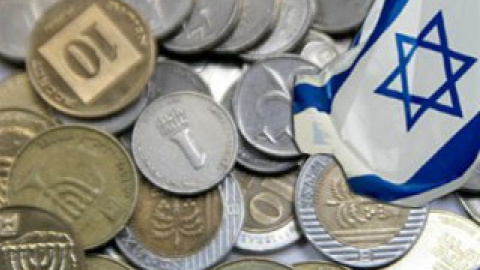 Сьогодні вранці поліцейські проводили "вкладника" до дверей банку.