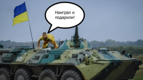 ​Соцсети высмеяли вручение президентом оружия футболистам