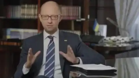 У Кабміні зізнались, що Яценюк щотижня рапортує про свої успіхи на комерційних телеканалах за рахунок самих каналів