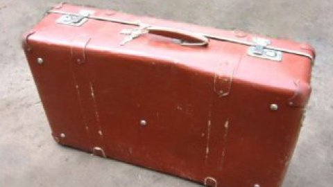 Охоронці відкрили багаж, і виявили в ньому ув'язненого, який сидить у позі ембріона.