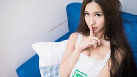 Новым хитом соцсетей стали селфи в "майках" из полиэтиленовых пакетов