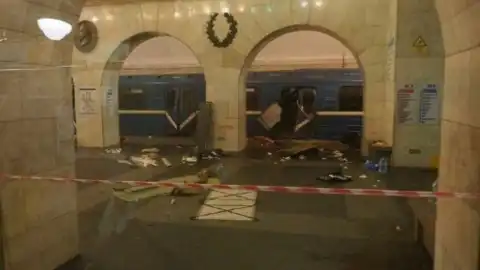 На месте взрыва в метро Санкт-Петербурга. Фото: vk.com/russia816