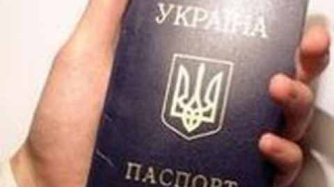 Паспорт, мабуть, випав з кишені куртки зловмисника.