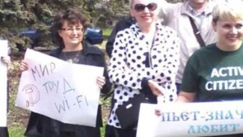 ​Фото дня: в Мариуполе на "немаевке" скандировали "Мир! Труд! Wi-fi"