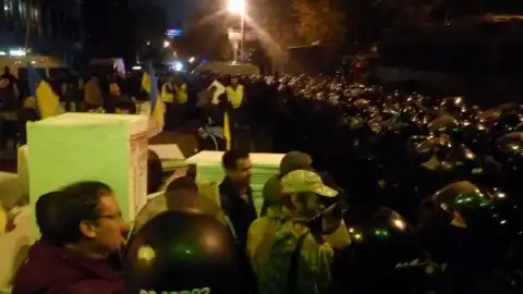 Правоохранители окружили активистов с новой партией палаток и пенопласта на Грушевского 