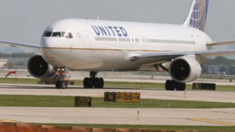 ​United Airlines требует $75 тыс. с молодого "компьютерного гения"