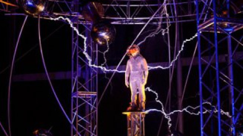 В Блэйна непрерывно бьют молнии из семи установленных по кругу трансформаторов.