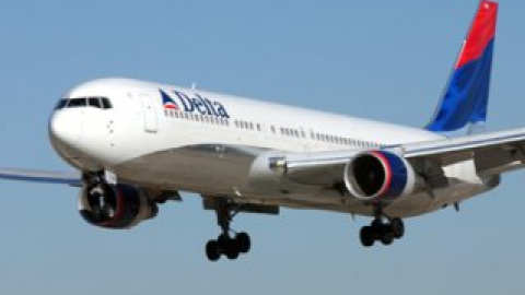 Чоловік летів літаком авіакомпанії Delta.