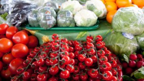 В овочевому відділі ведмежа вилізло на стійки із продуктами й почало ходити по них.