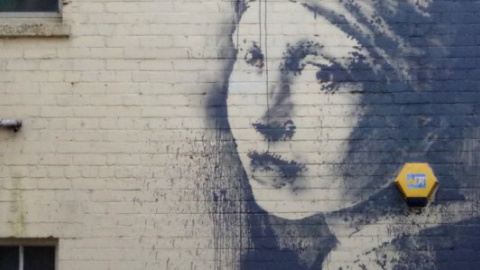 Banksy (​Бэнкси) нарисовал пародию на "Девушку с жемчужной сережкой"