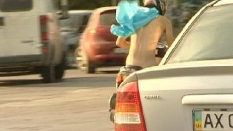 З одягу на протестувальнику був тільки мотоциклетний шолом і, ймовірно, прапор Партії регіонів.