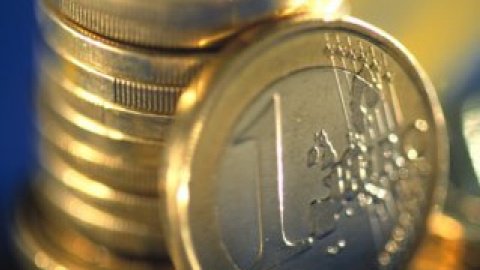 Приголомшений такою незвичайною вимогою касир послухався і видав грабіжнику гроші.