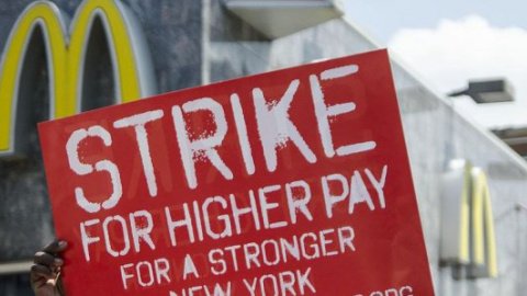 ​В США вышли на забастовку работники фаст-фуда