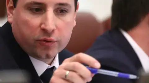 Министр Саенко снял со счетов Приватбанка почти все деньги и держит свои сбережения наличными