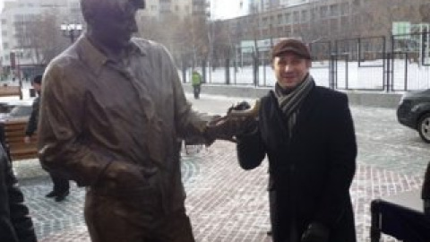 Бронзова скульптура перевищує двометрову висоту й важить понад 435 кілограмів.