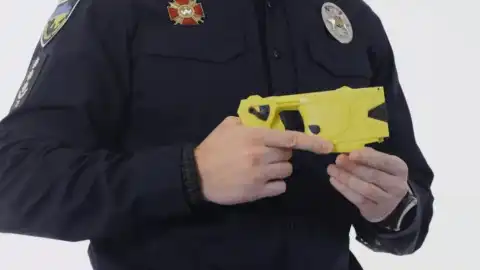 Электрошокер Taser. Скриншот видео.
