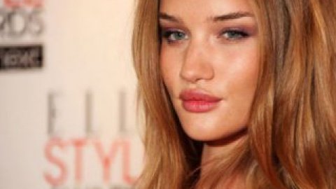Спеціального призу від редакторів Glamour удостоїлася англійська супермодель Розі Хантингтон-Уїтлі.