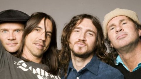 Причиной госпитализации вокалиста Red Hot Chili Peppers оказался желудочный грипп