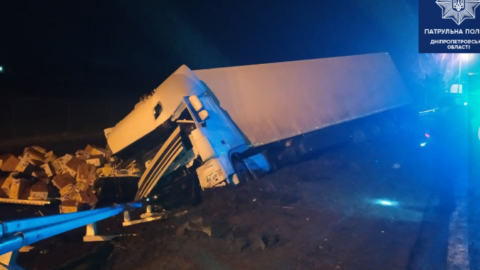 Під Дніпром водій фури заснув за кермом, з'їхав в кювет і його засипало ящиками з бананами