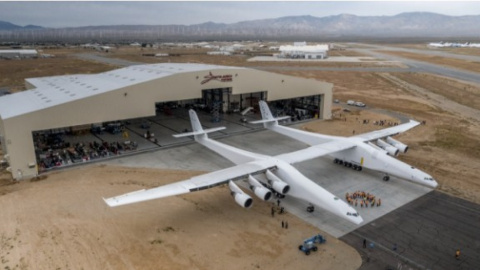 Размах крыльев Stratolaunch превышает длину обычного футбольного поля в американском футболе . Фото: Stratolaunch