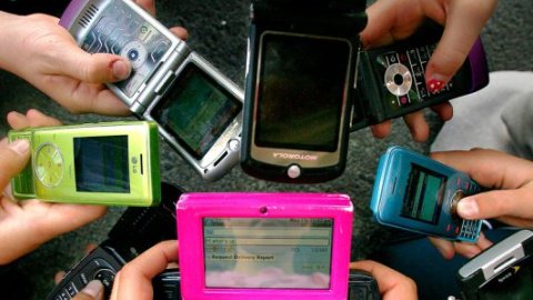 ​Треть американцев готовы отказаться на год от секса, но не от мобильных телефонов