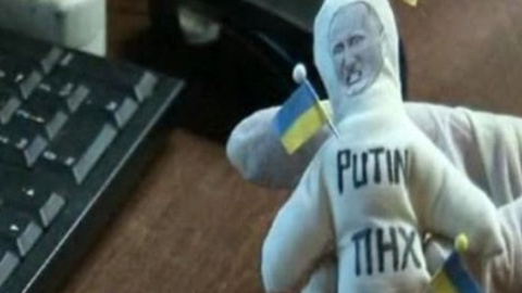 ​ В США презентовали куклу вуду с лицом Путина, заколотую украинскими флагами