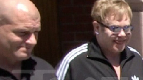 ​Бывший охранник Элтона Джона обвинил его в сексуальном домогательстве