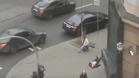 Охоронець Вороненкова в білій куртці. Скріншот відео